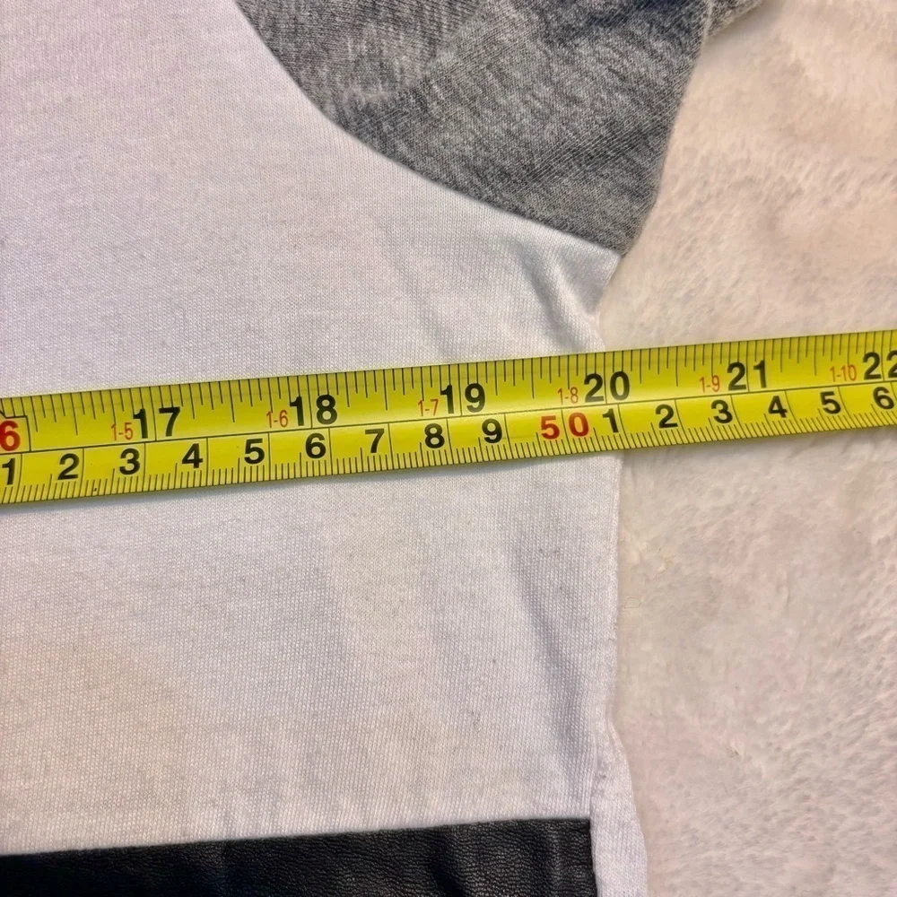 Guess Men’s Shirt Medium White Black Grey ColorBlock Short Sleeves V-Neck Y2K - Picture 7 of 10